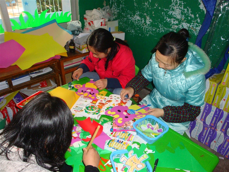 3月的天气总是那么多变,阴晴不定。虽然外面阴雨绵绵,我们幼儿园的活动室里却热火朝天,忙的不亦乐乎。每一位教师、保育员、还有实习生们,都在用自己的双手和汗水来装扮孩子们的乐园。近几天所有的教师们都是主动的上全天班,不怕苦不喊累,没有一丝怨言,中午把孩子们安排入睡后老师们又来到教室画的画、剪的剪。下午孩子们离园了,幼儿园里留下的还是老师们的身影,她们还在那儿装扮着,有的在布置主题墙,有的在美化墙面,脸上充满了微笑,一丝都看不出疲倦。我很感动,为她们的勤劳而感动,为她们的无私而感动。我骄傲:我们是一群可爱的幼儿