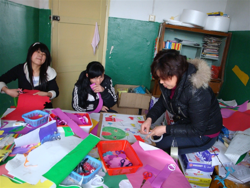 3月的天气总是那么多变,阴晴不定。虽然外面阴雨绵绵,我们幼儿园的活动室里却热火朝天,忙的不亦乐乎。每一位教师、保育员、还有实习生们,都在用自己的双手和汗水来装扮孩子们的乐园。近几天所有的教师们都是主动的上全天班,不怕苦不喊累,没有一丝怨言,中午把孩子们安排入睡后老师们又来到教室画的画、剪的剪。下午孩子们离园了,幼儿园里留下的还是老师们的身影,她们还在那儿装扮着,有的在布置主题墙,有的在美化墙面,脸上充满了微笑,一丝都看不出疲倦。我很感动,为她们的勤劳而感动,为她们的无私而感动。我骄傲:我们是一群可爱的幼儿