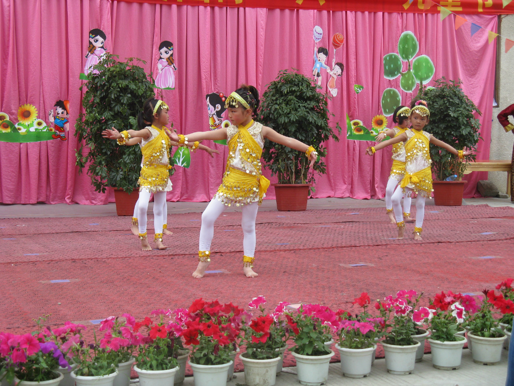 西藏山南地區乃東社區雙語幼兒園歡樂時光