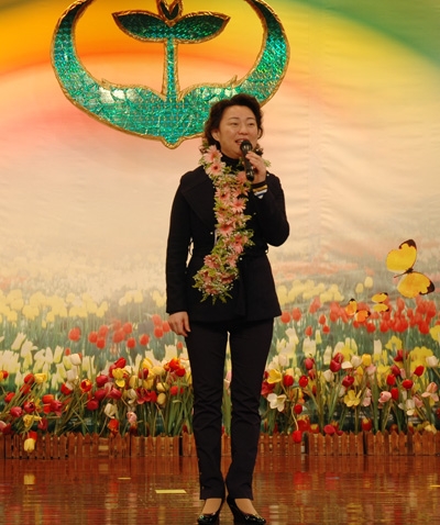 歌唱家,国家一级演员,促进会理事,全国政协委员李素华演唱歌曲《长大